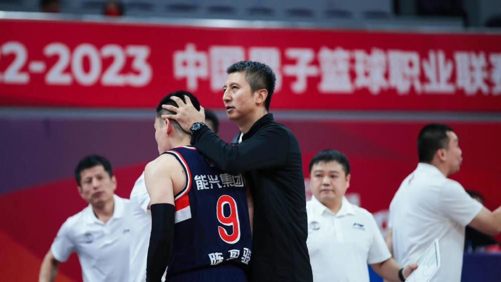 伴随着别具一格的音乐，影片的两位主演刘德华、肖央重磅登场，这一则发生在都市的童话故事，正式拉开序幕